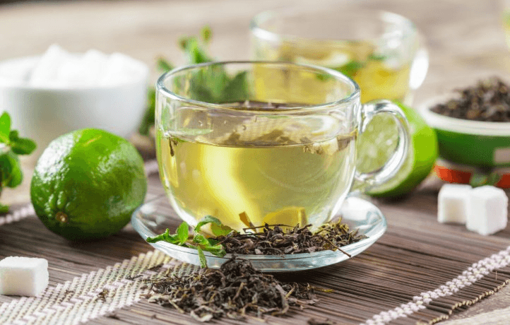 Пить чай после еды нельзя: эксперт назвал распространенную ошибку для пищеварения 