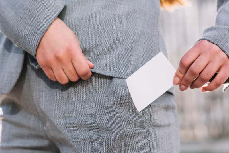 В Свердловской области экс-полицейского обвиняют в получении взятки за оказание незаконных услуг