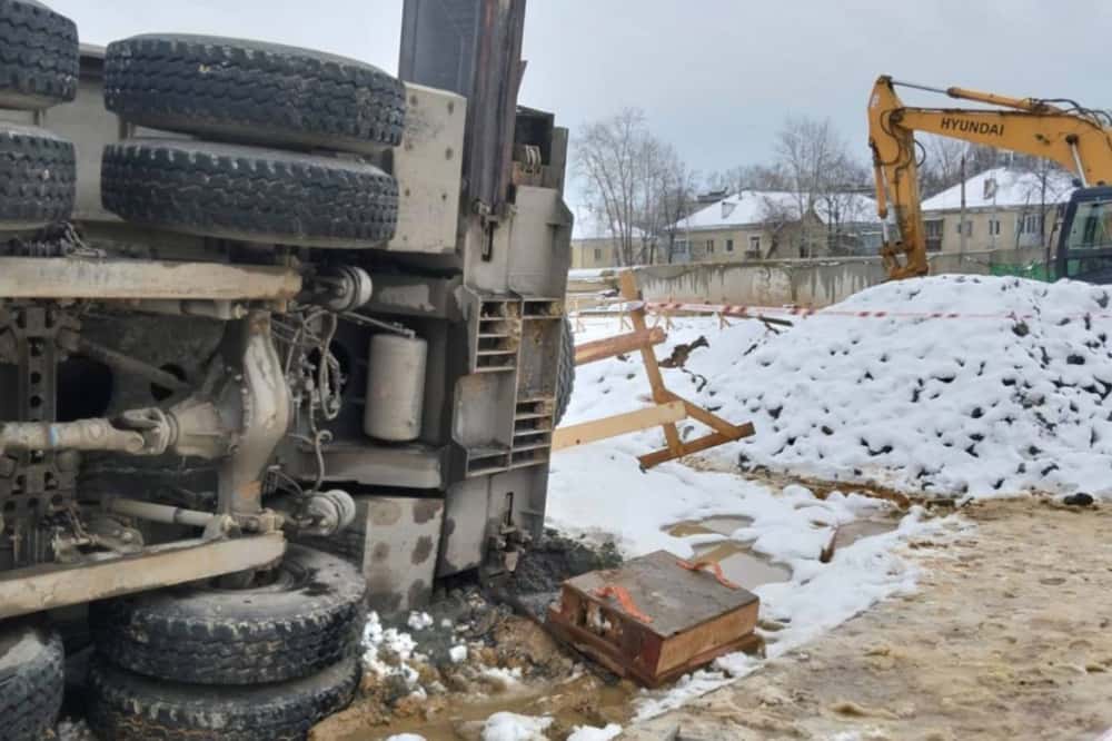 В Свердловской области строительный кран упал на рабочего: есть погибший и пострадавший