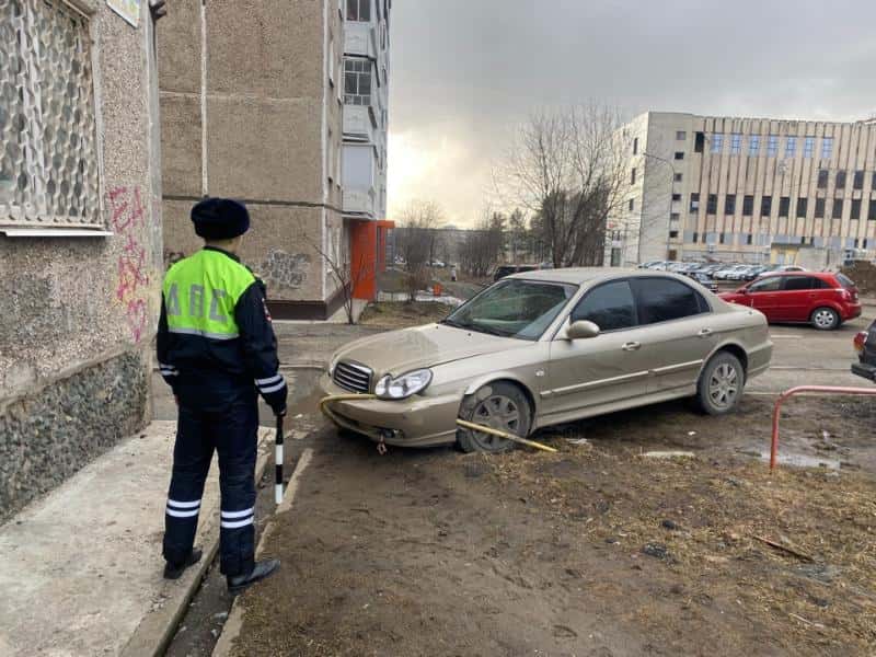 В Нижнем Тагиле 17-летняя девушка без водительских прав сбила пенсионерку и врезалась в ограждение