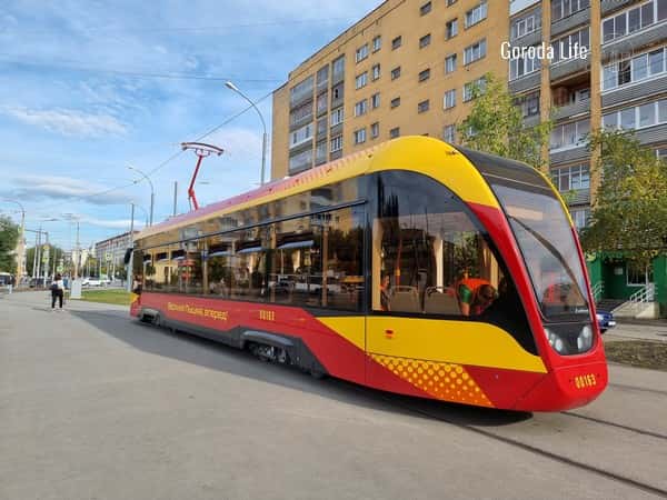 В Нижнем Тагиле временно остановили трамвайное движение из-за падения опоры на трамвай