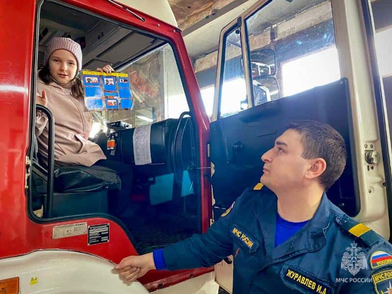 Первоклассники из Нижнего Тагила посетили 13-ю пожарно-спасательную часть 