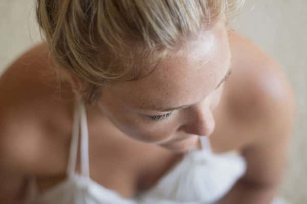 Жители Тагилстроя не знают, у кого просить помощи: голая неадекватная тагильчанка угрожает гражданам 