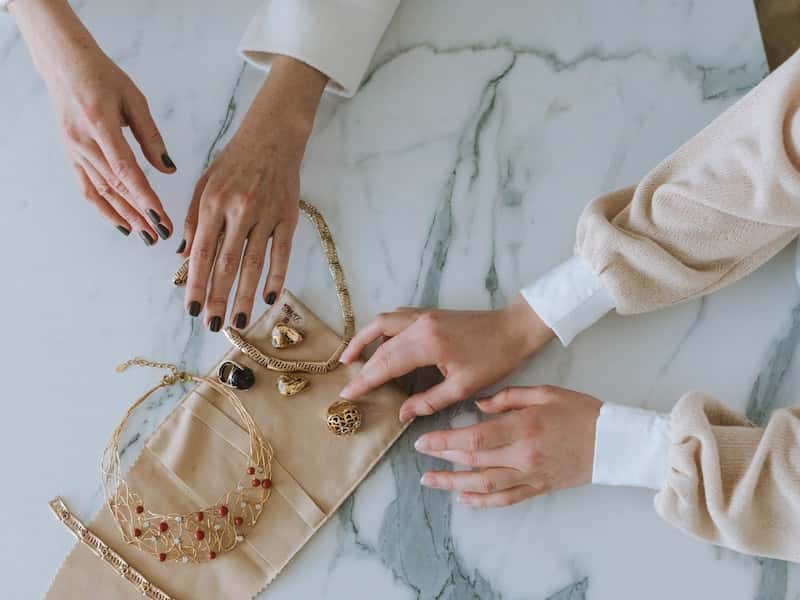 Эксперт в ювелирном деле предупредила россиянок о том, что может испортить их украшения дома