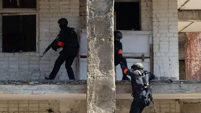 Тагильские бойцы ОМОНа и собака Дора обезвредили бомбу: на Урале прошли тактические учения