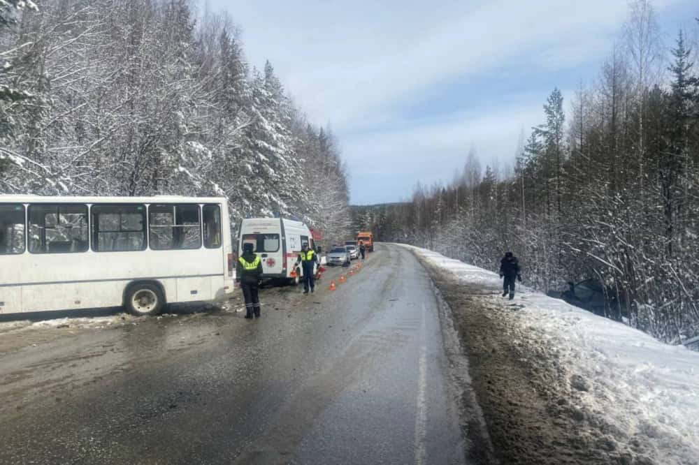 На дороге Пригородного района Нижнего Тагила столкнулись автобус и автомобиль: есть пострадавшие 