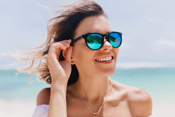Специалист рассказала россиянам, не вредят ли глазам солнцезащитные очки с цветными стеклами 