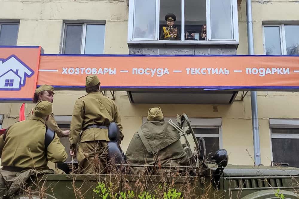 В Нижнем Тагиле под балконом у ветеранов, которые не смогли прибыть на парад, исполнили песни военных лет