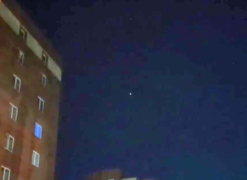 На Урале местные жители сняли на видео летающий объект в ночном небе