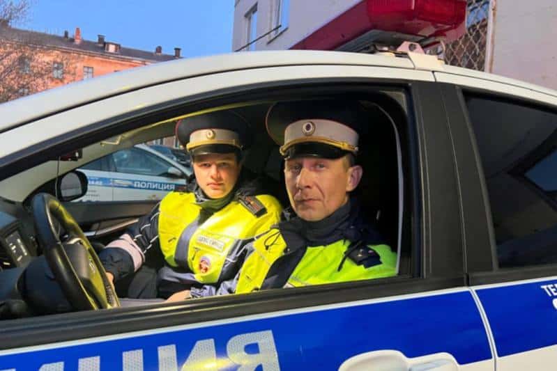 Сотрудники Госавтоинспекции Нижнего Тагила помогли водителю, которому стало плохо за рулем автомобиля