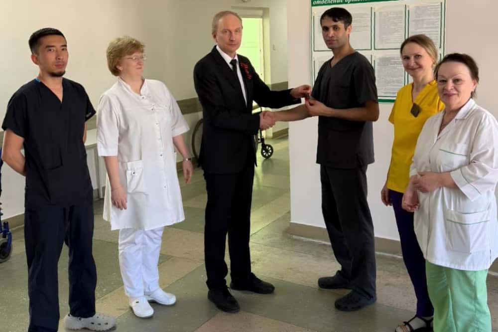 Тагильскому врачу, помогавшему людям после обрушения дома в Нижнем Тагиле, вручили ключи от квартиры 