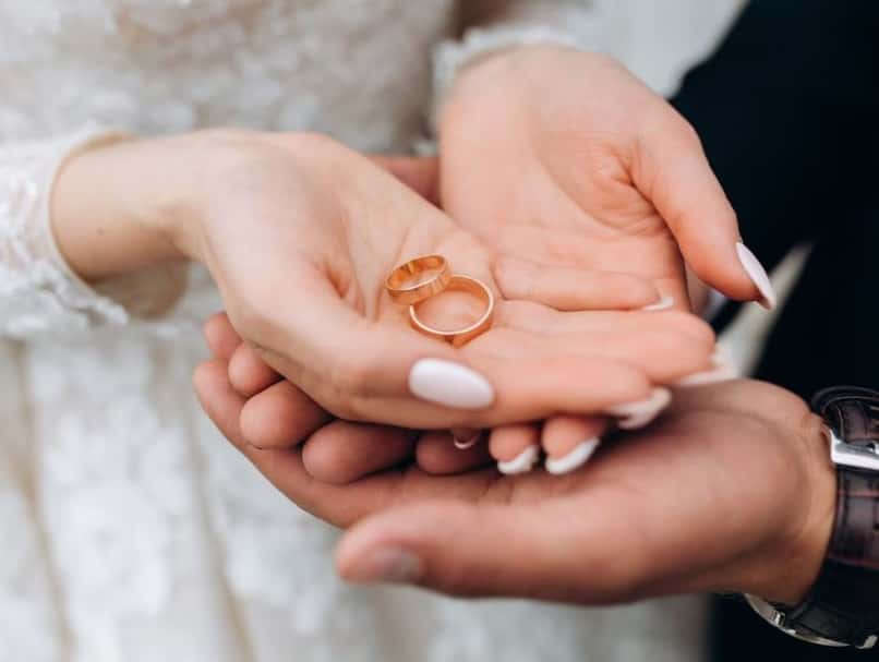 Тагильчанин сделал необычное предложение руки и сердца своей возлюбленной на парковке