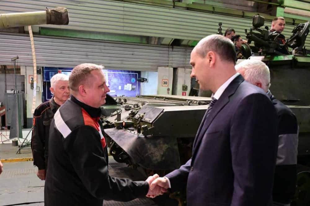 Глава Свердловской области Денис Паслер посетил главный танковый конвейер страны в Нижнем Тагиле 