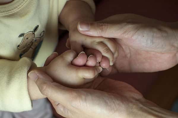 Дерматовенеролог рассказала, в каком возрасте проколоть уши ребенку будет безопасно