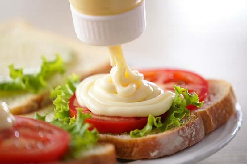 Насколько вреден майонез? Диетолог рассказала о главных опасностях продукта