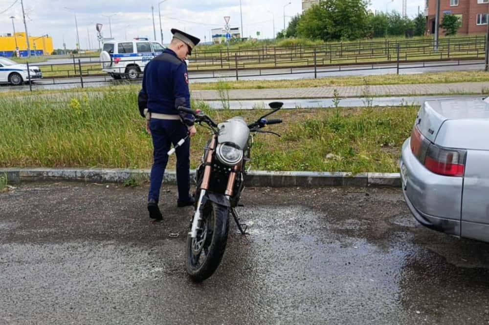 В Нижнем Тагиле подросток на мотоцикле столкнулся с водителем автомобиля 