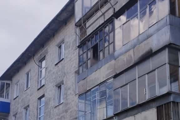 В Нижнем Тагиле двое детей вылезали по пояс с балкона и сбрасывали вещи
