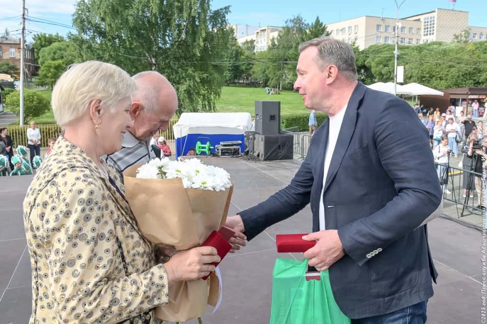 Как тагильчане отметили День семьи, любви и верности: празднование прошло в парке имени Бондина