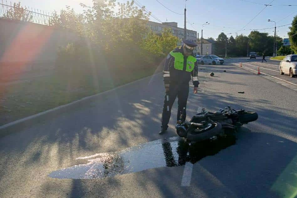В Нижнем Тагиле в смертельном ДТП погиб 25-летний мотоциклист, наехавший на бордюрный камень