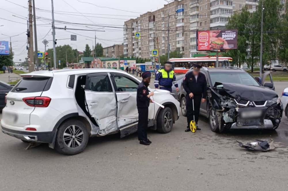В Нижнем Тагиле в результате ДТП пострадали трое человек, их доставили в больницу