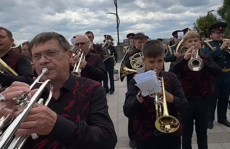 Нижний Тагил завершил День города ярким фестивалем духовых оркестров на набережной. Видео