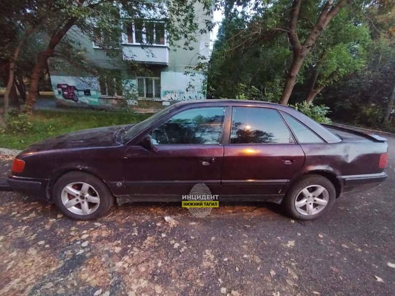 Автовандалы в Нижнем Тагиле повредили машину и украли магнитолу
