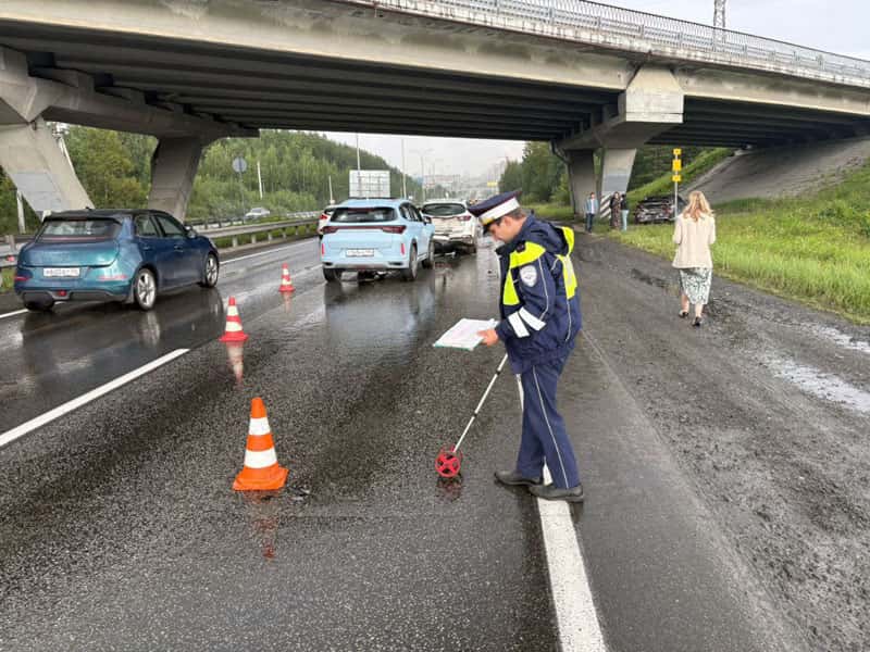 В Екатеринбурге на трассе Пермь – Екатеринбург столкнулись пять автомобилей