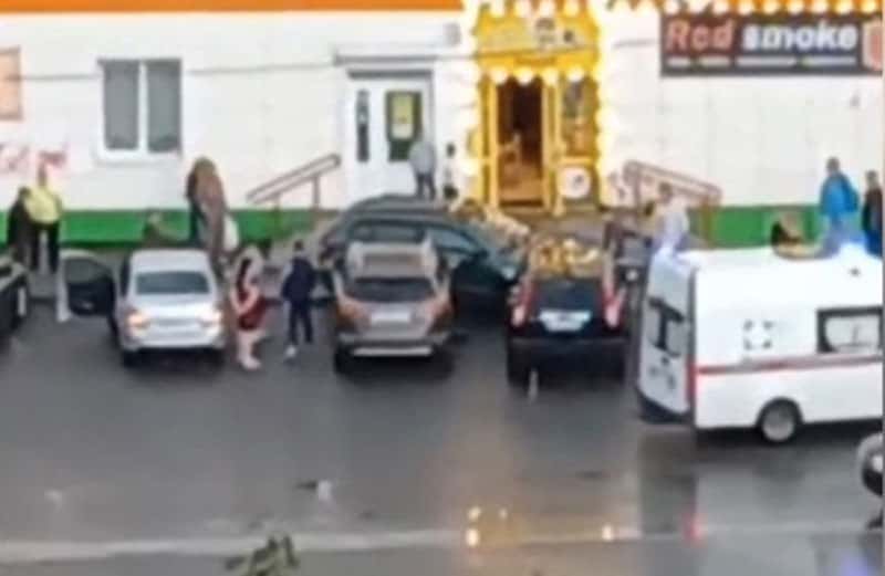 На парковке в Нижнем Тагиле женщина за рулём перепутала педали и разбила четыре машины