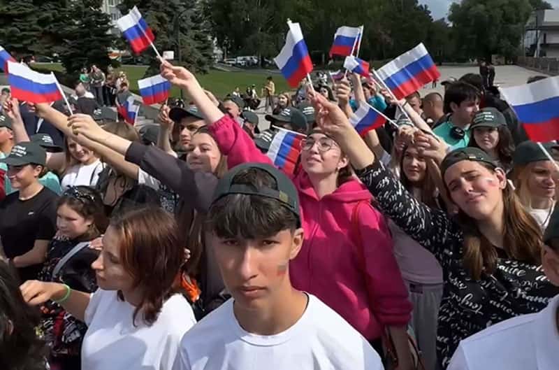 В Нижнем Тагиле 11 подростков получили первые паспорта в День Государственного флага