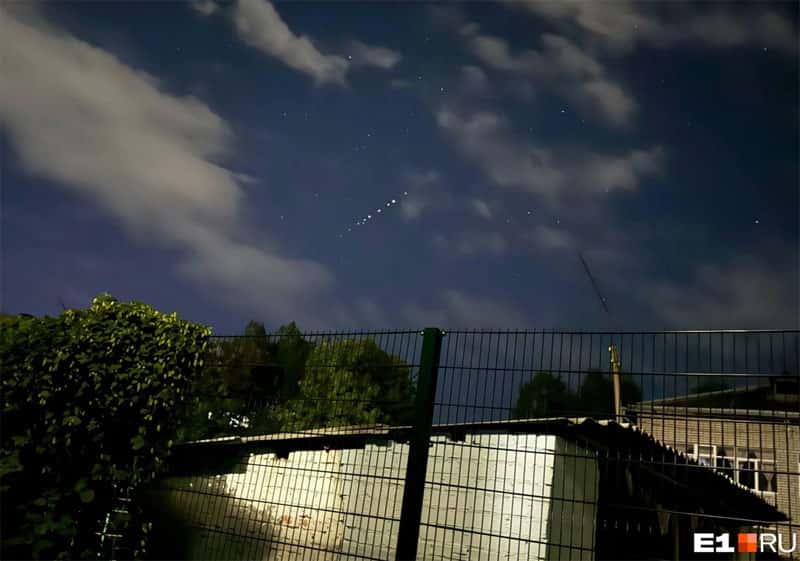 Уральцы заметили в небе удивительную цепочку огней — это были спутники Starlink