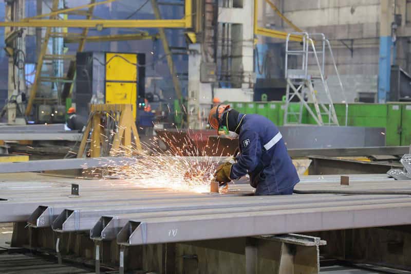 Каждое четвертое рабочее место в Свердловской области теперь платит до 100 тысяч рублей!