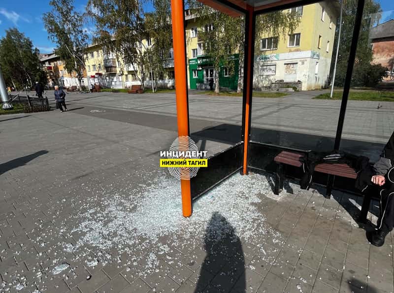 На Вагонке в Нижнем Тагиле хулиганы разбили стеклянную остановку