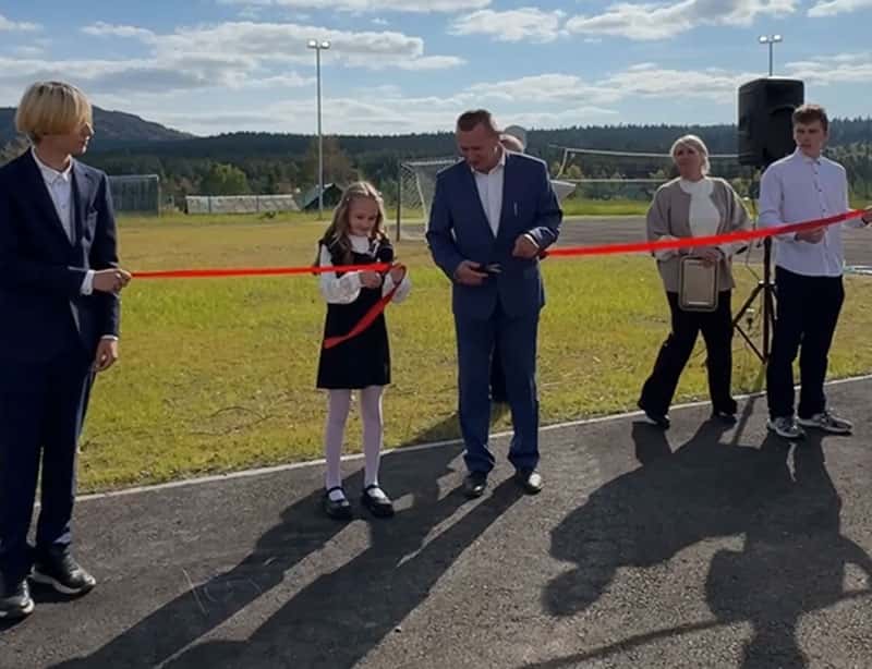 В Нижнем Тагиле открыли новый стадион для школы №9 и жителей посёлка Уралец