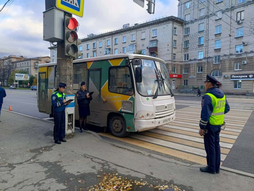 Автобус сбил женщину на остановке в Нижнем Тагиле 
