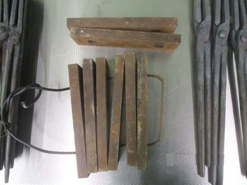 Таможня Кольцово остановила пассажира с 100 кг клещей и гильотинными ножами