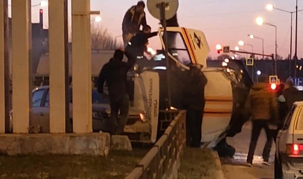 ДТП в Нижнем Тагиле: спасатели перевернулись на Вагонке