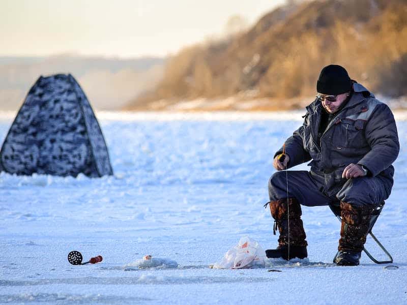 Рыбалка на тонком льду: уральцы открыли зимний сезон на реках Исеть и Нейва