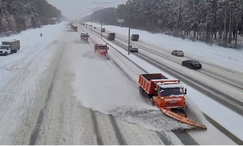 Борьба со снегом на дорогах Свердловской области: 203 единицы техники на региональных трассах