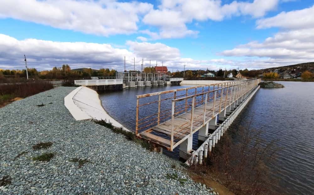 Вандалы разрушают плотину за 60 млн рублей под Нижним Тагилом: что происходит с Авроринской дамбой