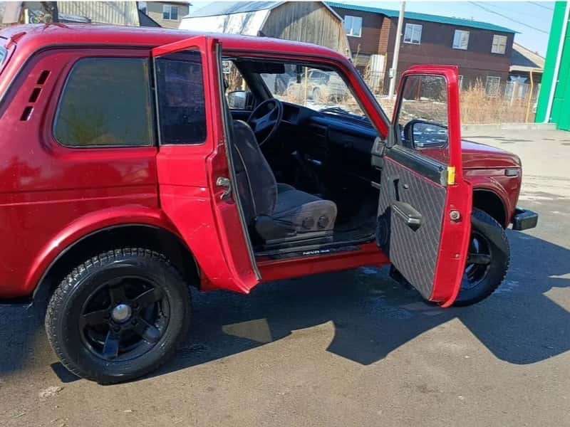 В Свердловской области продают редкую модифицированную «Ниву» с бронированием