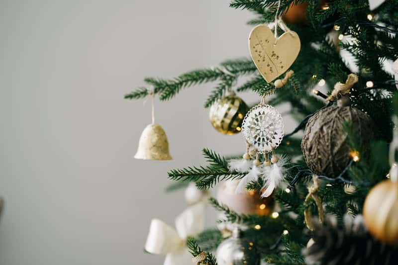 Выбор елочных игрушек: материалы, цвета и советы для гармоничного декора