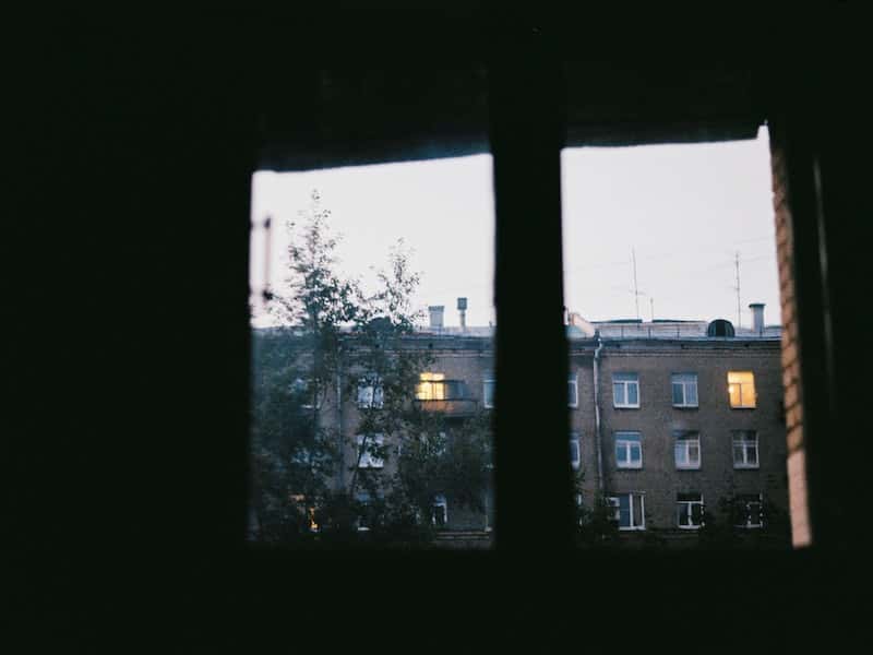 Трагедия в Екатеринбурге: 18-летняя девушка выпала из окна на улице 40-летия Комсомола