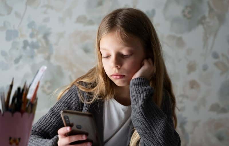 Афера с "вечным доступом": школьница потеряла 82 тысячи рублей на поддельной разблокировке Roblox