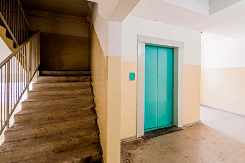 «Дом, как карточный домик»: в Нижнем Тагиле рухнул пол в подъезде, жильцы боятся за свою жизнь