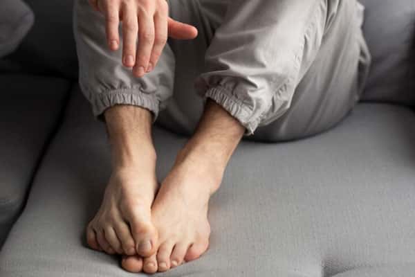 Отдых, который вредит: почему лежание на диване в праздники — это тихая диверсия против вашего здоровья