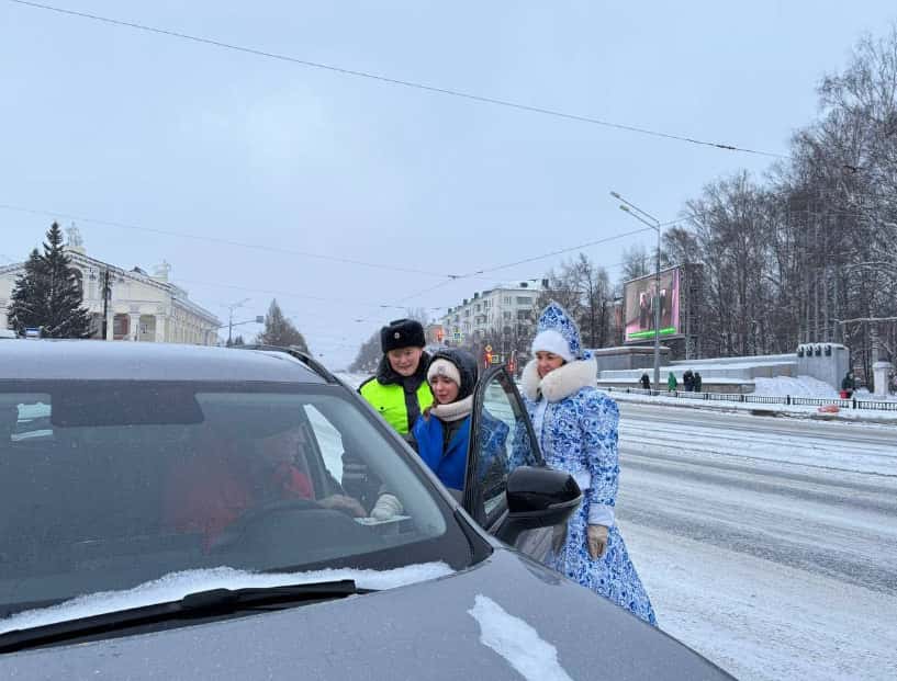 «Письмо водителю»: как в Нижнем Тагиле инспекторы и школьники вместе проводили профилактические беседы и вручали автомобилистам детские обращения