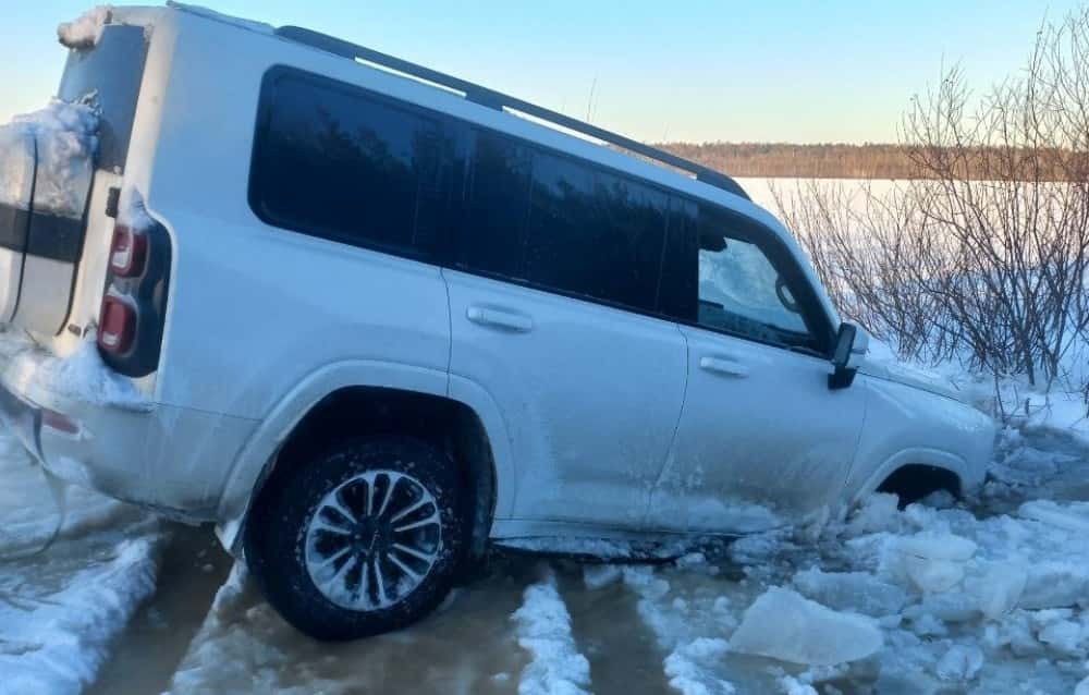 Ледяная ловушка: новый внедорожник Haval провалился под лёд на Леневском пруду под Нижним Тагилом