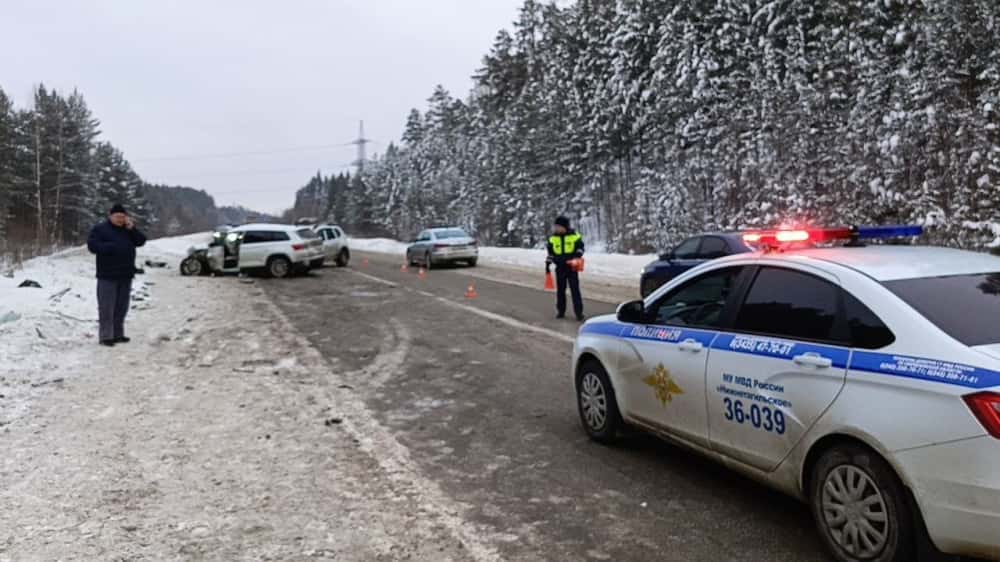 Массовое ДТП на трассе под Нижним Тагилом: трое пострадавших, введено реверсивное движение
