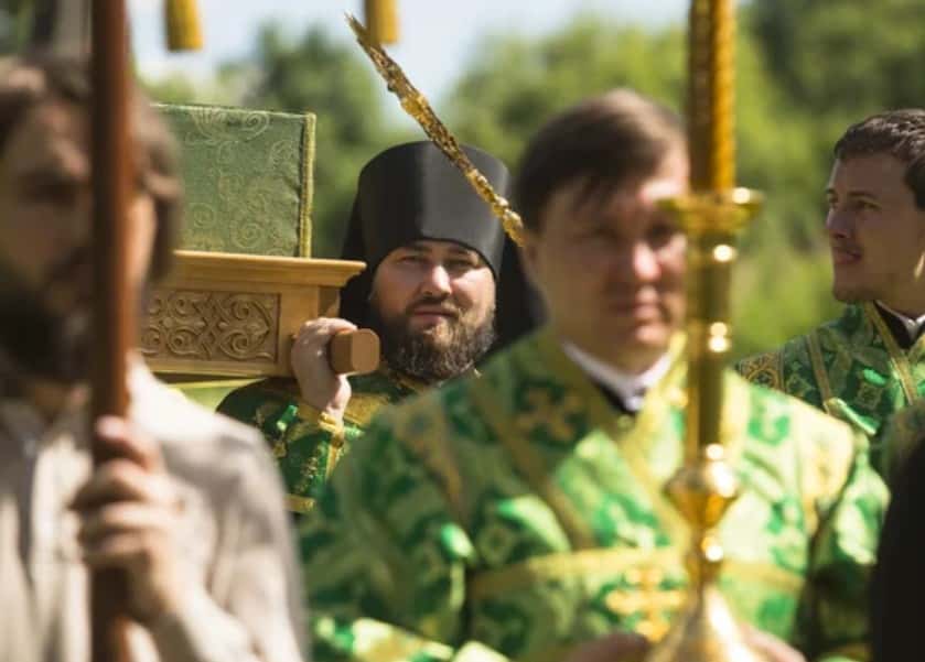 Сон с зовущим покойником: объяснение священника и совет по молитве