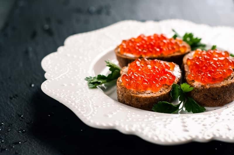 Не больше ложки в день: врач назвала безопасную норму красной икры